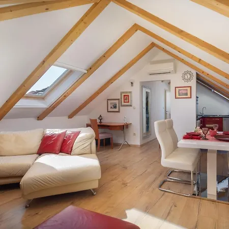 Apartment Romantic Attic *