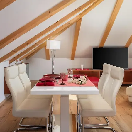 Apartment Romantic Attic *