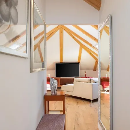 דירה Romantic Attic