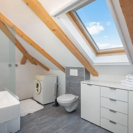 Romantic Attic ספליט