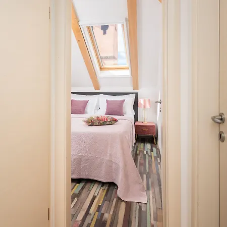 Romantic Attic דירה *