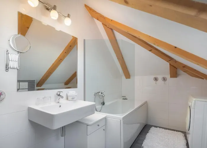 Apartment Romantic Attic *