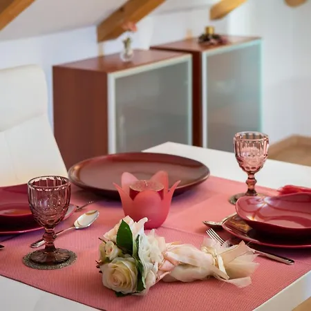 Romantic Attic 스플리트